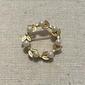5 for $20!! Vintage Brooch Pin Faux Pearl & Leaf Wreath Gold Tone